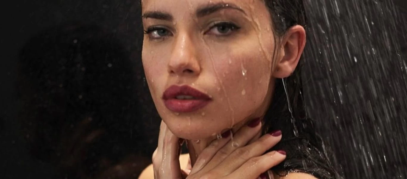 Adriana Lima: Η πιο «καυτή» throwback φωτογραφίας της που θα σε αφήσει με το στόμα ανοιχτό (φωτό)